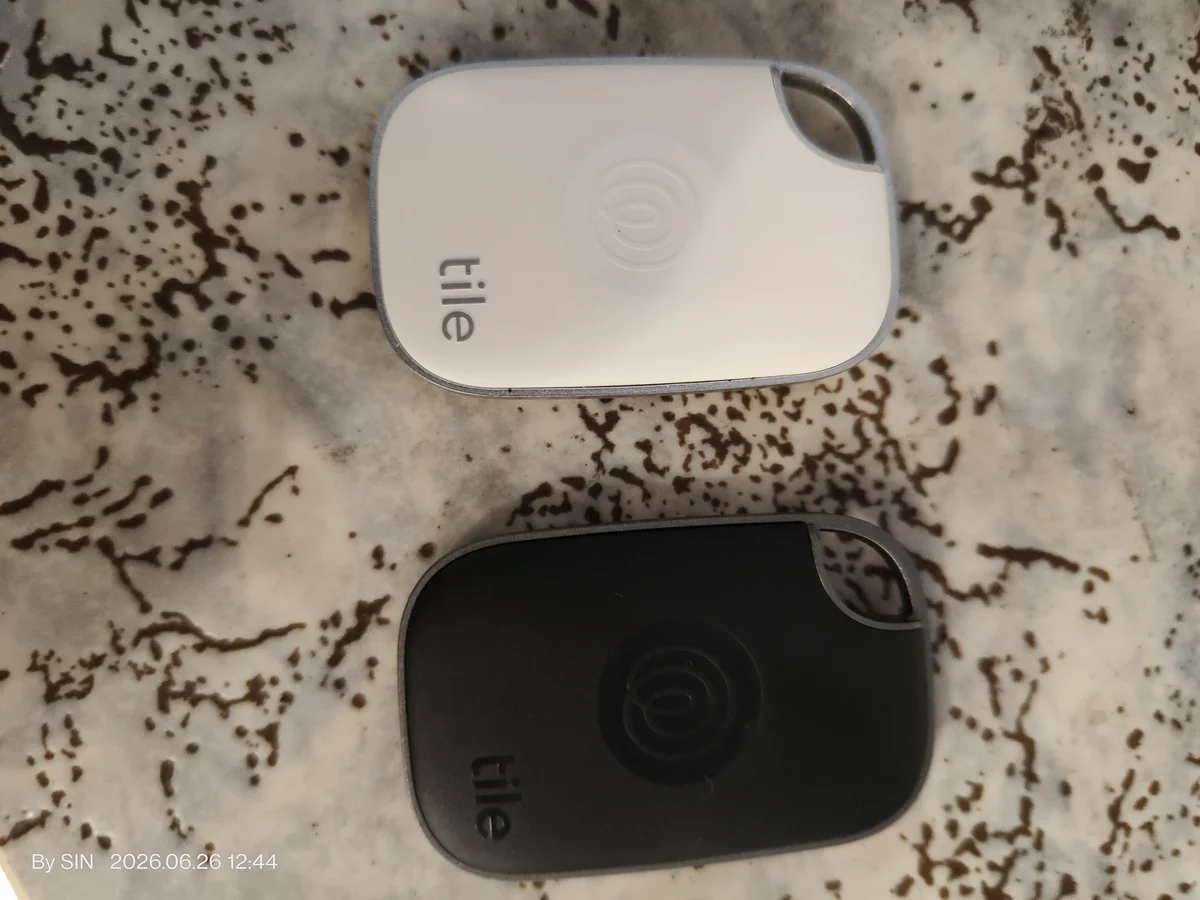 Tile Mate Bluetooth tracker bela i crna